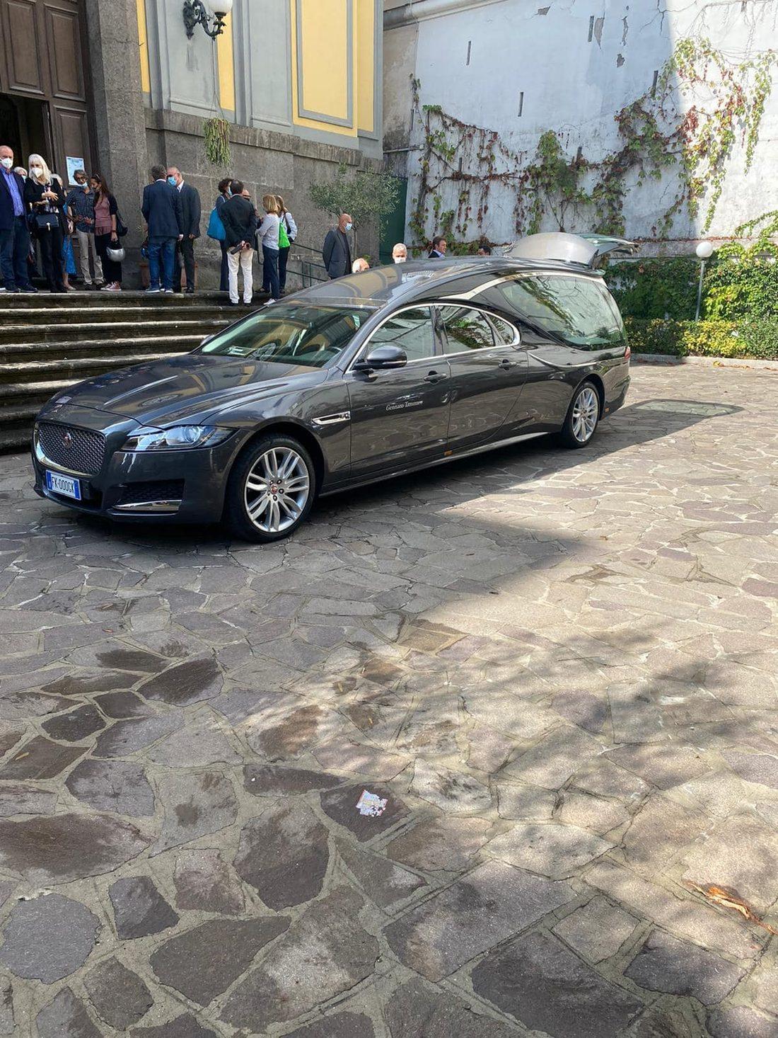 Carro funebre Jaguar Tammaro davanti a una chiesa durante un funerale a Napoli
