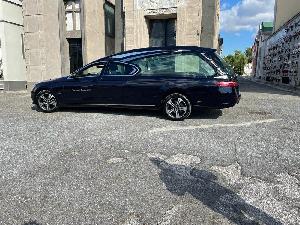 Carro funebre Mercedes blu Tammaro per funerali a Napoli